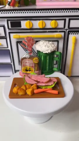 Who else eats Corned Beef on St. Patrick’s Day?? 🍀🙋🏽‍♀️🍀 #MiniverseChef #MiniverseChefLIVE #miniverse #miniverseremix #mashup #minibrands #minibrandscreate #miniversemakeitminifood #miniversebitesize #makeitmini #toytok #tinytok #toys #miniatures #stpattysday #stpatricksday #cornedbeef #cornedbeefandcabbage #irish #luckoftheirish 