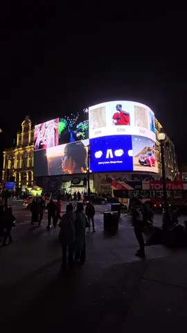 Piccadilly Circus at night is always a must visit! #piccadilly #piccadillycircus #london🇬🇧 #londonlife #visitlondon #londoncity #londonstreets #london4all #travelawesome #travel #citynights #fyp 