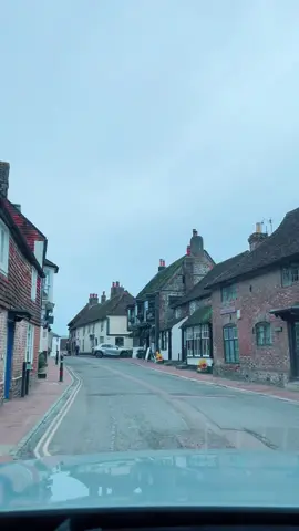 Old streets of England's countryside.🏴󠁧󠁢󠁥󠁮󠁧󠁿  . . #MedievalTimes #Old #London #Spring #England #UK #Countryside #CountryLife 
