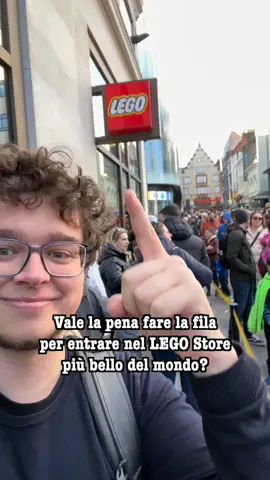 Sei mai stato in questo LEGO Store, da molti considerato il più bello del mondo? 🌍 All'ingresso c'è spesso la fila, ma non farti scoraggiare perché è molto scorrevole, e all'interno troverai tante meraviglie che meritano una visita! 😍 #LEGO #LEGOStore 