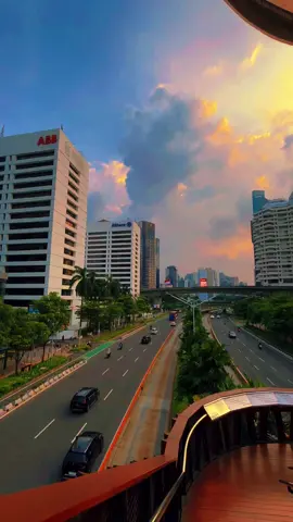 Golden hour jakarta  #vibesjakarta #aesthetic #sunsetjakarta #jakarta #citylife #jakartacity #jakartaaesthetic #skyline #citylightsjakarta #jakartaselatan #jakartacity 