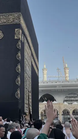 dibalik takdir yang membuat kita menangis, ada takdir yang belum kita ketahui. Allah tidak mungkin membuat kita bertahan tanpa sebuah alasan. #makkah #haramain #teraminigheaindrawari #foryou 