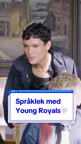 Idag kommer sista avsnittet av #youngroyals! Den har blivit en världssuccé och dubbats på många språk. Därför bjuder vi på en lek - karaktärerna pratar på ett annat språk än svenska och skådisarna ska gissa vilket språk, vem som säger det och vad den säger! Svårare än man kan tro…🎥 #youngroyals3 #edvinryding #omarrudberg #fridaargento #maltegårdinger #willmon 