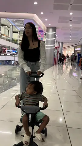 Found a travel friendly stroller for babies and toddlers🤩 Di na mahihirapan kakabuhat kay baby. Sobrang sturdy din ng stroller ng Yoboo, one of my trusted brand talaga pagdating sa quality #Yoboo #YobooPH #YobooTwoWayStroller @Yoboo_ph 