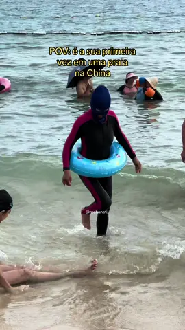 Choque cultural dos grandes! Hahaha Eu fico pasma de como as chinesas se protegem do sol por aqui, principalmente quando elas usam a facekini. Não é atoa que elas tem a pele tão boa! Bora aderir essa moda praia? 🏖️ . . . . . . . . #natinachina #facekini