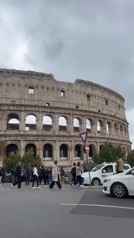 one dream come true🤞🏻 #rome #colosseum #bucketlist #travel 