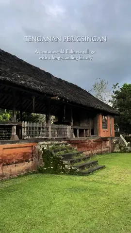 Jalan-jalan di Desa Tertua di Bali Kalo ke Bali, ga seru kalau belum explore daerah yang punya esensi Bali yang sebenarnya.  Salah satunya ada di Desa Tenganan Perigsingan atau yang sering dijuluki Desa Bali Aga yg artinya desa tua, karena sisi Bali kuno yang masih terjaga sejak zaman sebelum kerajaan Majapahit. Jadi jalan-jalan disini serasa kembali ke masa lalu.  Desa Tenganan Perigsingan ini juga terkenal dengan kerajinan kain tenun gringsing, banyak yang bermata pencarian pengrajin disini, seperti penenun, pengrajin bambu, pengrajin daun lontar. Cocok buat nyari oleh oleh yang otentik Balinya, karena langsung dibuat sama penduduk desa.  Uniknya, kearifan lokal ga hanya ada pada keadaan desa, tp masyarakat setempat juga masih memiliki keseharian mirip zaman dulu.   Ngomong-ngomong kearifan lokal, warga di desa tenganan ini juga menganut sistem perkawinan parental, yaitu disini laki-laki dan perempuan punya derajat yang setara.  Udah gitu ada lagi sistem endogamy yang dianut, dimana pernikahan harus dilakukan dengan sesama warga Desa Tenganan dan kalau dilanggar, warga tersebut akan dikeluarkan dari Desa Tenganan. Jadinya masyarakat disini benar-benar penduduk asli Desa Tenganan.  Terus yang aku suka, suasana sekitarnya masih asri banget, ditambah arsitektur lampaunya buat tempat ini jadi benar-benar eksotis. Cocok untuk foto-foto bertema lawas. Lokasinya Desa Tenganan Peringsingan ada di Kecamatan Manggis, Karangasem, Bali.  Destinasi yang cocok buat dikunjungi kalau kalian lagi main ke Bali timur, misalnya menginap di daerah Manggis atau Candidasa.  #travelbali #explorebali #baliexplore #bali #travelindonesia  