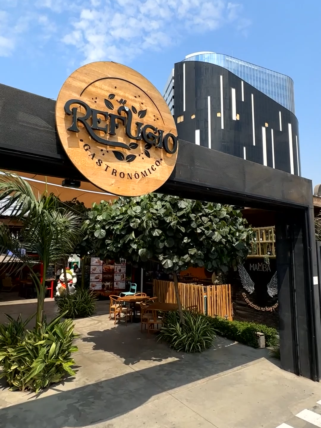 ¡Descubre el lugar perfecto para tu almuerzo en Refugio! Con una amplia variedad desde comida china hasta deliciosos mariscos, hamburguesas y más. Atención rápida entre 15 a 20 minutos, ubicación de fácil acceso y estacionamiento gratuito por consumo, ¡no hay excusa para no disfrutar de un almuerzo delicioso con nosotros! ¡Ven y escapa de la rutina laboral en Refugio! 🍽️✨ #Refugio #AlmuerzoDelicioso #OasisGastronómico #contenidopatrocinado 