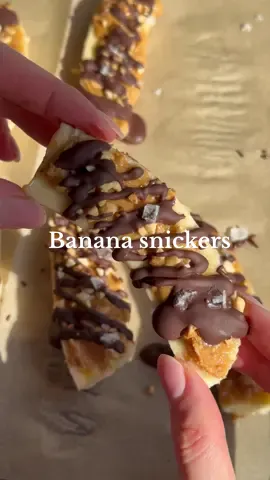 Banana Snicker Bites!😍 The banana. The peanut butter. The chocolate. The WORKS. This snack truly has it all and is so easy and fun to make. You can also store them in the freezer. BANANA SNICKER BITES * 2 bananas, sliced into quarters * 2-3 tbsp peanut butter * Crushed peanuts * 1/4 cup dark chocolate chips * Sea salt How to: Slice the banana into quarters and spread each slice of banana with some peanut butter. Sprinkle with crushed peanuts, as many as you like. Then drizzle each banana with melted dark chocolate and optionally a sprinkle of sea salt of you like sweet and salty. Place in the fridge for 1-2 hours to set and enjoy. Keep them in the freezer longer if needed and let them thaw for 10 minutes before eating. Enjoy! #bananasnickers #chocolatebanana #healthysnack #easysnack #healthysnacks #healthydessert #easysnack #glutenfreesnacks #vegansnack