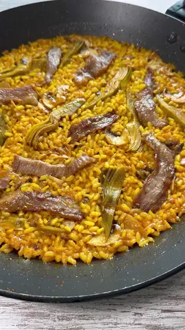 ARROZ DE SECRETO IBÉRICO Y ALCACHOFAS 🍖🥘 Hoy os traigo un arroz seco espectacular, con ingredientes sencillos pero que combinan a las mil maravillas… ¿os animáis a probarlo? 📝 INGREDIENTES (para 1 persona): ▪️100g de arroz bomba  ▪️400ml de caldo de carne  ▪️100g de secreto de cerdo ibérico  ▪️80g de champiñón portobello ▪️1-2 alcachofas (según tamaño) ▪️1/2 cebolla ▪️2 dientes de ajo ▪️1 cucharada sopera de tomate triturado  ▪️Azafrán para dar color ▪️Sal y pimienta negra al gusto ▪️Aceite de oliva virgen extra 👨🏻‍🍳 PASO A PASO: 1️⃣ Cortamos el secreto de cerdo ibérico en láminas finas. Limpiamos las alcachofas retirando las hojas externas hasta llegar al corazón (la parte de color verde más claro). Pelamos la base y el tallo, cortamos la punta y abrimos a la mitad. Retiramos los pelillos y cortamos en octavos, es decir, cada alcachofa en 8 trozos. Introducimos en agua con limón para evitar que se oxiden mientras las pelamos. 2️⃣ En una paella con aceite de oliva doramos las alcachofas unos 2-3 minutos (no olvidéis salarlas). Retiramos y hacemos lo mismo con las lascas de secreto ya salpimentadas, a fuego alto 1 minuto por cada lado. Reservamos. 3️⃣ En el mismo aceite pochamos el ajo y la cebolla (unos 7-8 minutos a fuego medio). Incorporamos los champis laminados, agregamos un poco más de aceite y rehogamos hasta que estén tiernos y reduzcan su tamaño. Agregamos el tomate triturado, un poco de agua y sofreímos a fuego lento unos 8-10 minutos más. 4️⃣ Incorporamos el arroz y nacaramos un par de minutos con el sofrito. Vertemos el caldo, reincorporamos las alcachofas y agregamos el azafrán. Mezclamos bien y corregimos de sal.  5️⃣ Hervimos a fuego alto unos 5 minutos y reducimos el fuego, para que el arroz se cocine con un ligero borbotón (a fuego muy bajo). El tiempo de cocción del arroz bomba es de 16-17 minutos más reposo, aunque los tiempos son siempre aproximados. 6️⃣ Hacia el final de la cocción reincorporamos el secreto previamente dorado, para que recupere el calor con los vapores del caldo. ¡Reposamos 2-3 minutos y a disfrutar!  . . . . . #paella #arrozseco #cocinaentiktok #recetasfaciles #cocinatradicional 