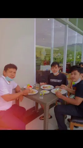 Teruslah tersenyum. Karena hidup itu indah serta ada banyak hal yang dapat disyukuri.