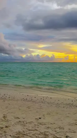 Unbeschreibliche Farbenspiele ♥️ #maldives  #nature  #sunset  #sunsetlover  #beach  #sea  #view  #paradise  #beautiful  #awesome  #travel  #beautifulview  #memories  #memoriesbringback 