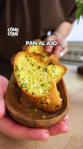 Pan Al Ajo Receta: 12 porciones aprox -1 Pan Baguette -120g Mantequilla -3 dientes de Ajo -Sal (si es que usaste Mantequilla Sin Sal) -Pimienta Negra -Perejil Picado al gusto Hornear a 200C por 10 min aprox #panalajo #recetafacil #foodtiktok 