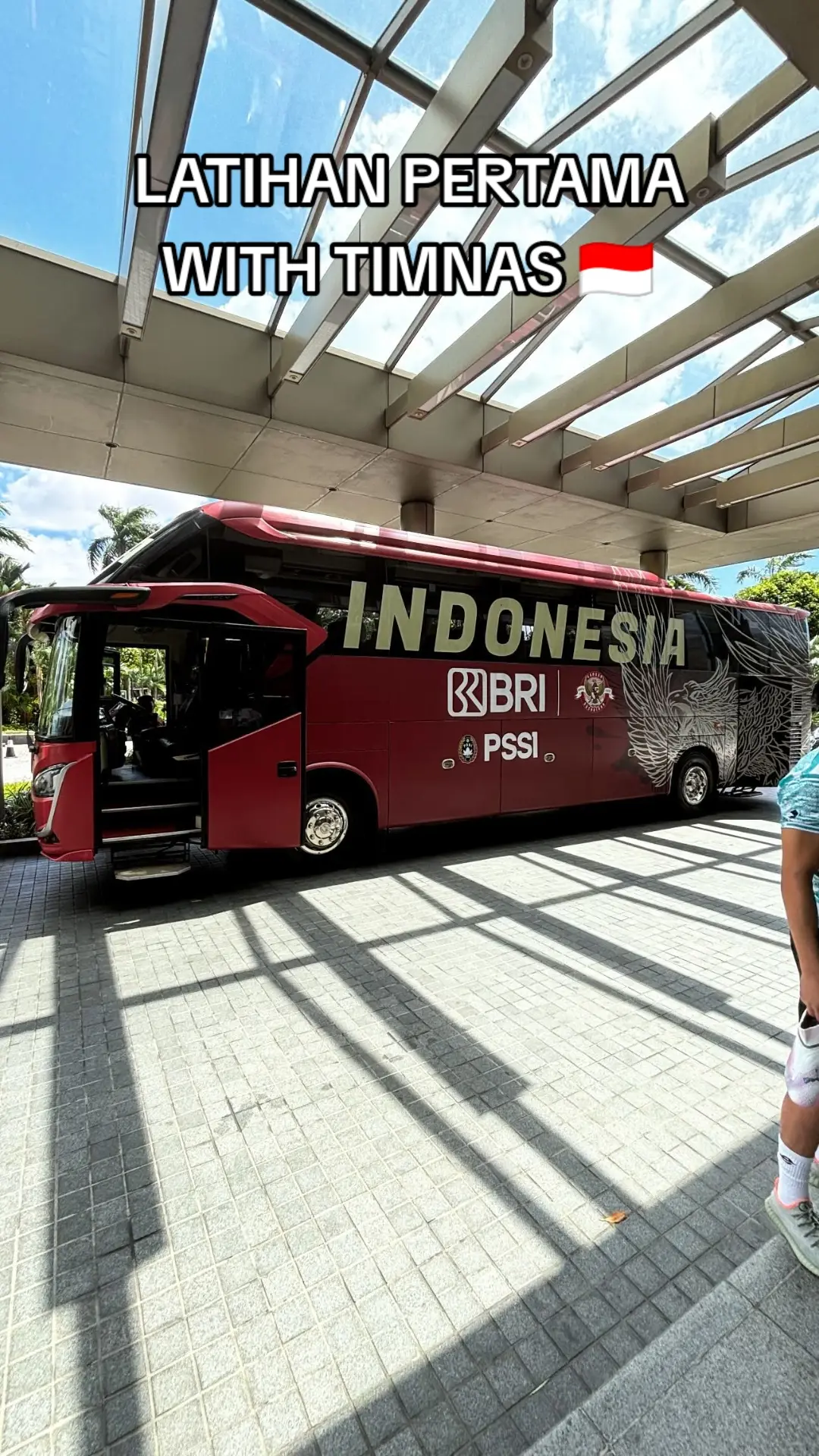 first training with timnas indonesia #thomhaye #thom #haye #timnasindonesia #pssi #heerenven #erickthohir #naturalisasi🇮🇩 #naturalisasi  #stystay #coachshintaeyong #timnasday #timnasindonesia #afcasiancup #erickthohir #pratamaarhan #arhan #zizearhan #arhanzize #kembarbola #kembargoal #sty #azizahsalsa #02 #01 #03 #prabowo #gibran #prabowogibran #anies #justinhubner #rafaelstruick #marselinoferdinan #ivarjenner 