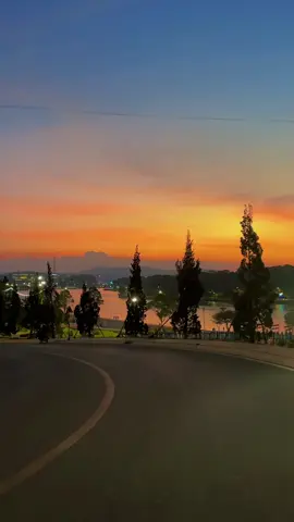 Bắc chuyến xe vùng cao Đà Lạt #dalat #reviewdalat #sad #chill #binhyen #sunset #hoanghon #xomleo 
