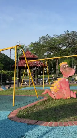 Pigon feeding in Perdana Park, Kuala Lumpur ; Memberi makan burung merpati di Taman Perdana, #malaysia #park #cuticuitmalasysia #animals #pigon 