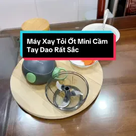 Máy xay tỏi ớt cầm tay mini cực tiện lợi, xay tỏi ớt pha nước chấm bao nổi dùng rất bền mà giá em mua chưa tới 100 cành. Quá ưng #memitvuan #mayxaymini #mayxaytoiot #mayxaytoiotcamtay #mayxaytoiotlocknlock #nuoccham #xuhuong 