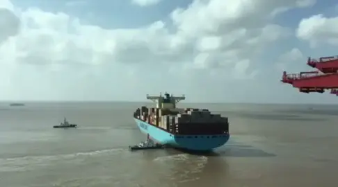 And this was how slow it really went... Thanks again to 3\/O janniemoesgaard  for the footage! Follow her for great pics from her life on board a Triple-E. #eleonoramaersk #PortofYangshan #maerskline #departure #containership #tugboat #maerskgroup #instashipping #maritime #transport #infrastructure #detblaadanmark #blivskibsofficer #maersk 