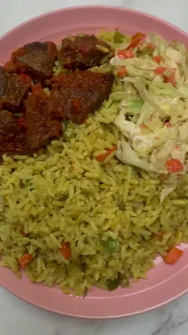 Fried rice with stewed beef and coslaw…food idea. #friedrice #nigerianfood #fyp #fyyyyyyyyyyyyyyyy #fypppppppppppppp 