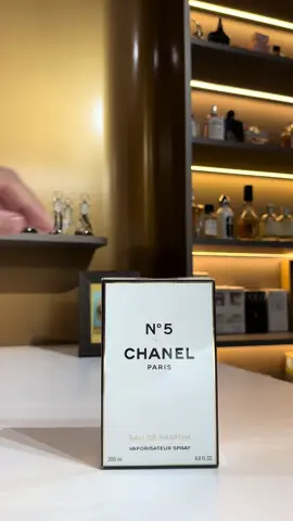 Tiếp tục series khui và chiết nước hoa cùng Hà nhé! Hôm nay,nhân vật của chúng ta là C.H.A.N.E.L No.5 trứ danh size bé bự 200ml. #haritabeauty #nuochoachiet #review #chanelno5 #checkauthfake #yeunuochoa 