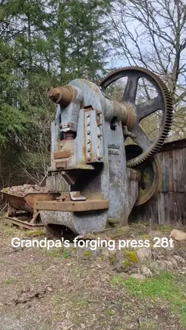 Großvaters 28t schwere Schmiedepresse!! #press #presse #hydraulicpress #hydraulic #hydraulics #big #asmr #as #foryou #fypシ #fypシ゚viral #viral #viralvideo #viraltiktok #blacksmithing #blacksmith #blacksmithtiktok #forgingsteel #forgingpress #forging #forget #forge #powerhammer #hammer #hammers #schmiede #forgedinfire #forged #tools #heavyequipment #heavyweight #heavyduty #heavymachinery #power #iron #ironworker #vintage #heritage 
