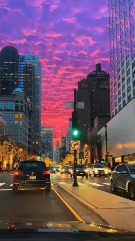 Good Evening!!🤩🥰💜 #chicagoarchitecture #chicagodowntown #downtown #chicago #sunset #sunsetlover #usa #foryourpage #foryoupage #foryou , sunset purple sky,