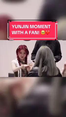 #Yunjin using sign language to communicate with a fan! ❤️🥹 (Via: Twitter/ bunny______s2)