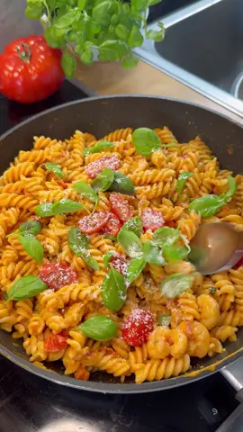 EASY Creamy Shrimp Pasta 🤤🥰😋 Zutaten: • 300g Garnelen • 300g Pasta • 100g Passierte Tomaten • 250ml Sahne •Olivenöl • Paprika • Knoblauch ・Zwiebel • Cherrytomaten •Zitronensaft ・Basilikum • Salz •Pfeffer •Getrocknete Petersilie • Gemüsebrühe • Paprikapulver • Parmesan #EasyRecipe #tagesrezept #pasta #cooking #food #Foodie #inspiration #goodvibes #foryou #goviral 