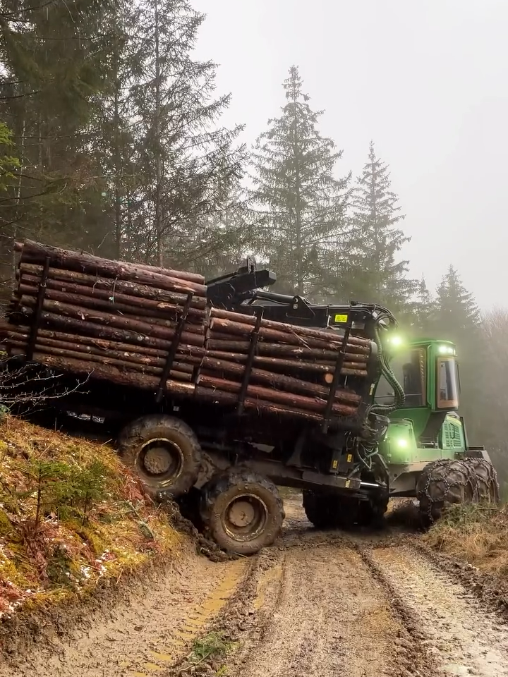 SKIDDER JOHN DEERE SLOPE #johndeere #slope #skidder