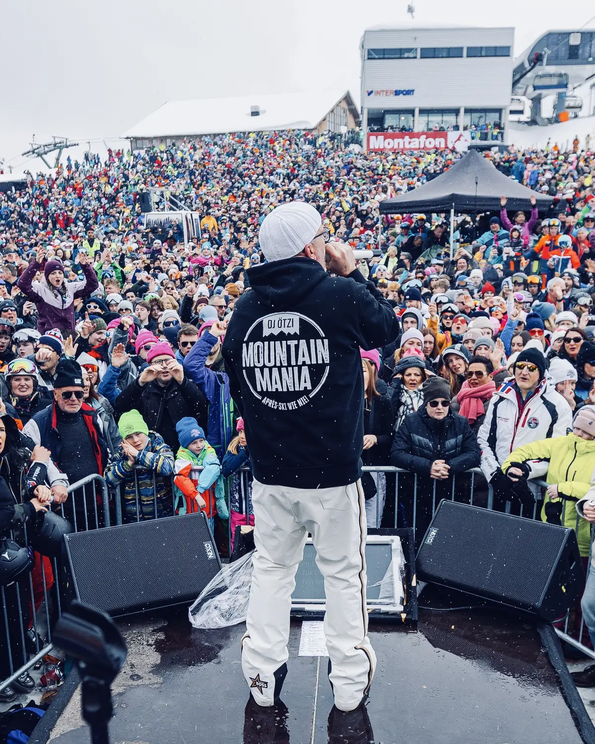 Richtige Partypeople feiern bei jedem Wetter ☀️🌨️🤩 Von Schnee bis strahlender Sonnenschein war bei der diesjährigen Gipfeltour alles mit dabei! 😍 Danke Freunde fürs Mitfeiern! @Red Bull @BOSS @silvrettamontafon