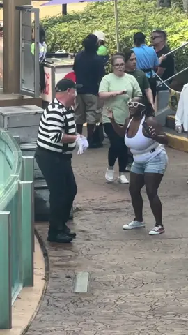 Tom the Mime Big Fan 😆🤙 #seaworldmime #funny #tomthemime #fyp #funnyvideos #seaworldorlando 