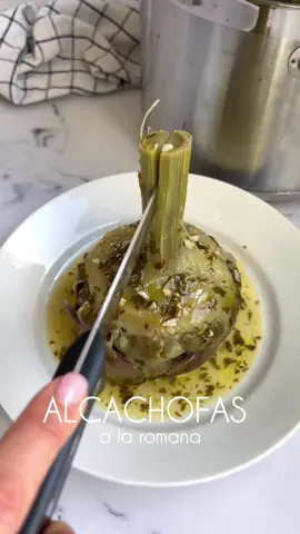 ALCACHOFAS A LA ROMANA ¡súper tiernas!🤍 @saboreanda  He aquí otra forma rica y saludable de comer alcachofas🙏ya sabéis que me gustan de todas las maneras, pero estas desde que las descubrí en un viaje a Roma, son de mis favoritas porque quedan SÚPER TIERNAS😉¡Os van a encantar! Ingredientes * Alcachofas (si son de tamaño normal, puedes hacer 6-7 unidades, las mías al ser tan grandes sólo hice 2) * 2 dientes de ajo * un manojo de perejil (40g) * 4 cucharadas de aceite * 250ml de agua * 1 limón * sal al gusto. ✨Limpia las alcachofas eliminando las hojas exteriores hasta llegar al corazón. Limpia el tallo y pela con cuidado. Tornea la parte de bajo del tallo dándole forma a la alcachofa y corta la punta. ✨Frota las alcachofas con zumo de limón. ✨Pica finamente con un cuchillo el perejil y el ajo picado y mezcla. ✨Abre las hojas de las alcachofas y coloca entre las hojas la picada de ajo y perejil. ✨Elige un cazo u olla alta para poderlas poner plantadas. ✨Añade en la olla aceite, coloca las alcachofas hacia abajo, añade el resto de picada sobrante, sal al gusto, zumo de 1/2 limón y el agua. ✨ Tapa y cocina a fuego medio medio unos 30 minutos o hasta que estén tiernas, abre a los 15min y añade más agua si es necesario (no debe quedarse sin agua). Comprueba que estén tiernas pinchando con un cuchillo y si entra fácilmente estarán listas. 🥰Espero que os guste mucho🥰 #Saboreanda #recipes #ideaFacil #comidafacil #salsa #alcachofasalaromana #alcachofas #ideacomida 