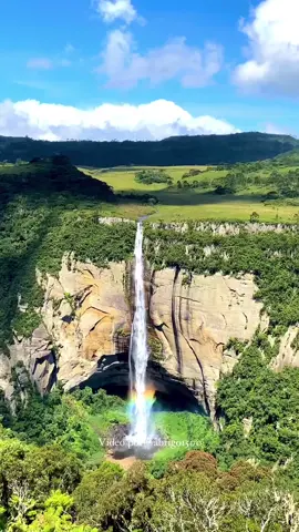 Um lugar incrível no Sul 💚 Você precisa conhecer! Essa é a imponente Cachoeira Rio dos Bugres em Urubici, na região do Campo dos Padres! Distante cerca de 30km do centro da cidade, a chegada até ela é um espetáculo a parte, em um trajeto maravilhoso em meio a uma das regiões mais altas do Sul e ao chegar nela é um verdadeiro paraíso da natureza com uma vista surreal! A cascata tem impressionantes 218 metros de queda! O mirante para avistar fica dentro do @abrigo1500 que oferece vários mirantes e atividades especiais!! O vídeo sensacional com o arco-íris perfeito é do @abrigo1500 Se ainda não conhece esse lugar, envia esse reels pra quem irá com você ✨ 🥾 Cachoeira Rio dos Bugres 📍 Urubici - SC 📷 @abrigo1500 via @turismonosul  #serracatarinenseemfotos #serracatarinse #santacatarina #descubrasc #urubici #abrigo1500 #cachoeirariodoabugres 