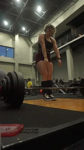 300lbs for an easy triple🥸  #deadlifting #deadlift #powerlifting #powerlifter #powerliftingwomen #womenwholift #workout #girlswholift #GymTok 