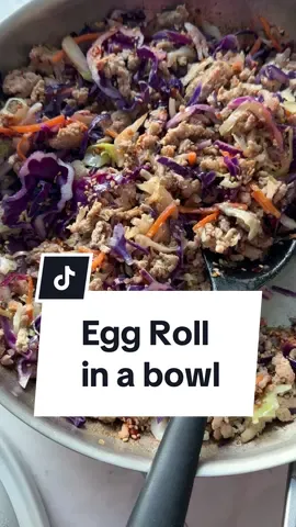 Egg Roll in a Bowl! Grab my FREE meal plan in my profile 💛 #eggroll #highprotein #highproteinmeals #highproteinrecipes #lowcarb #lowcarbrecipes 