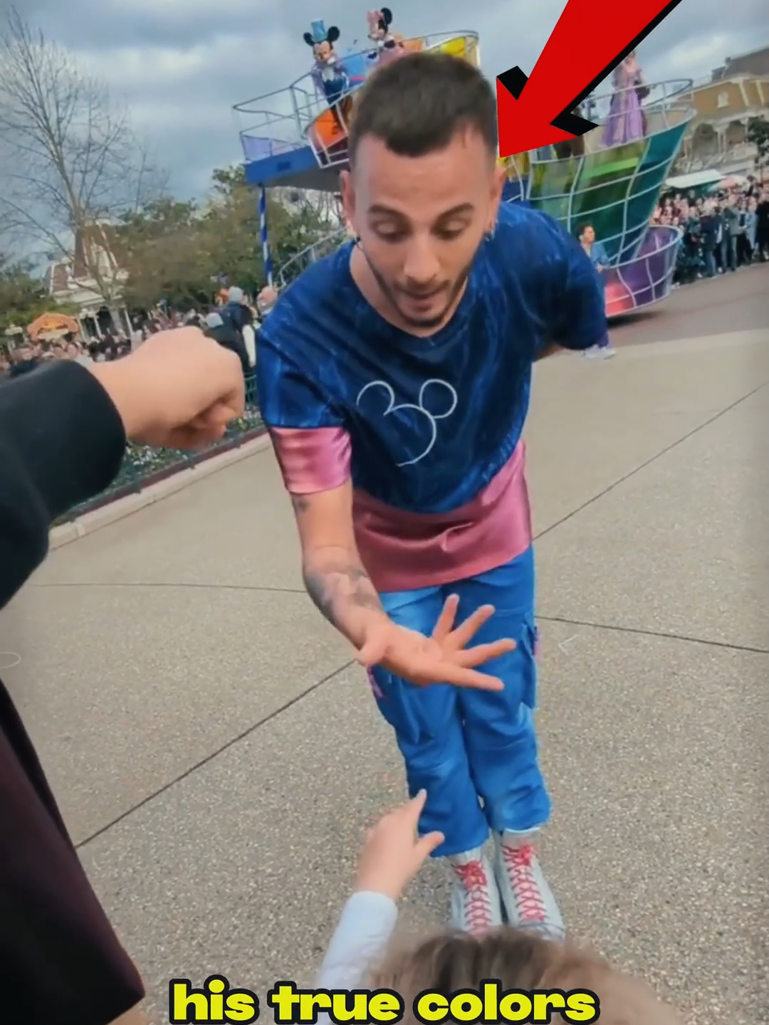 Kind Disney Worker Leaves Little Girl Beaming #disney  #disneyland