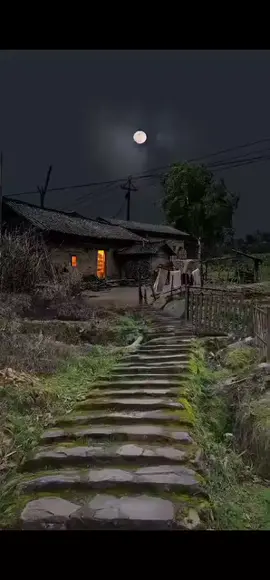 Giữa quang cảnh âm u của miền quê về đêm, tiếng cóc nhái ếch ểnh ương kêu râm ran khắp nơi có ánh sáng đèn le lói đâu đó cùng bếp lửa đang khói bếp ấm áp 🥰😊🏚️🍃🌙#annhien #anyen #quehuong #kyucxua #hoainiem #quenha #tuoitho #tuoitho8x9x 