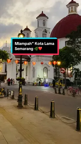 Mlampah” nyore Kota Lama Semarang  di bikin romantis 🌿❤️#mlampah2_57 #fyp #kotalamasemarang #gerejablenduksemarang 