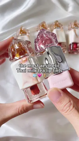 Mistine is winning the liptint packaging game with these Thai Latte Juicy Lip Glazes - feels like a lip oil - glossy finish  - doesn’t stain - very pretty colour - has peptides to plump & hydrate the lips - has a light herbal scent Shades: J01 Until Sunset 浮光落日 - nude, pink-ish J02 Secret Love 热烈扶桑 - warm red with some brown J03 Rose Wave 玫瑰粉浪 - rose, slightly muted cool tone J04 Dream at Dawn 椰梦拂晓 - orange red. I’d say neutral toned J05 Pattaya Redden 芭提维日 - cool red J06 Amber Brown 琥珀流沙 - brown red, warm  #liptint #mistine #lippie 
