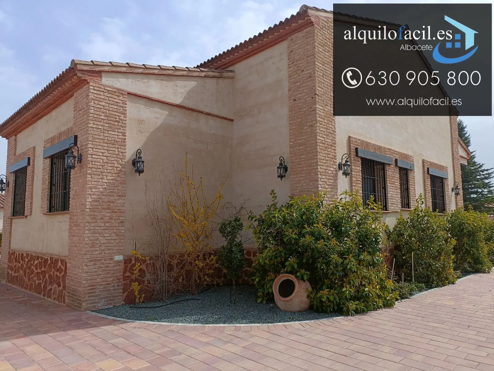 Alquilofácil te presenta esta exclusiva oportunidad! Se alquila chalet de lujo en la carretera de Jaén, con todas las comodidades que buscas. Esta impresionante propiedad de 1500 metros cuadrados cuenta con una piscina y un garaje cerrado para 3 coches. En la planta baja, encontrarás 3 habitaciones, 2 baños y una amplia buhardilla con otra habitación adicional. El salón, de 50 metros cuadrados, se complementa con una cocina americana de diseño, equipada con una amplia isla central. Disfruta del confort con calefacción de suelo radiante y aire acondicionado por conductos en toda la casa y placas solares por lo que no tendrán que pagar calefacción. Relájate en los porches, organiza barbacoas con el horno de leña o disfruta de la segunda vivienda, equipada con gimnasio, aseo y trastero. Además, cuenta con un baño exterior con una amplia ducha para la zona de la piscina. La propiedad está rodeada de una hermosa vegetación bien cuidada. Todo esto por solo 2500€ al mes, con 6 meses de fianza. ¡No pierdas la oportunidad de vivir en este paraíso! Contacta a Paqui en el 630905800, de la inmobiliaria alquilofácil Albacete.