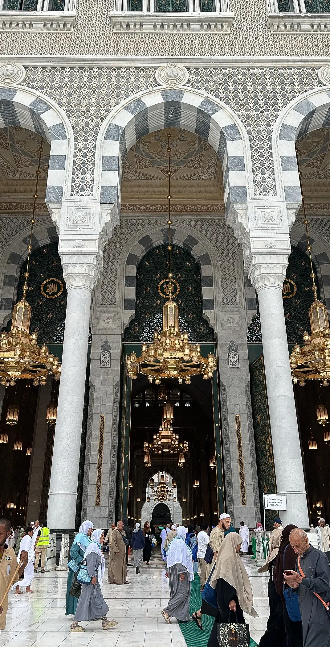 يا ملجأ اتيه متعباً وأغادره معافى طاب اللقاء وابتهج الفؤاد 🕋🤍 #مكة_المكرمة #المسجد_الحرام #الحرم #مكه_الان #اكسبلور #اكسبلورexplore 