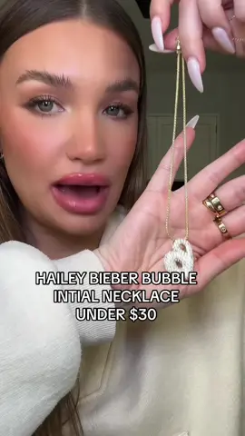 Hailey Bieber bubble initial necklace from amazon! 😍 #amazonfinds #amazonmusthaves #amazonfavorites #amazonfashion #amazonjewelry #jewelry #tarnishfreejewelry #haileybieber #haileybieberstyle #greenscreen 