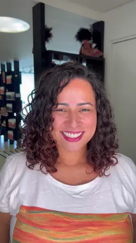 Curvas que encantam, cachos que inspiram✨❤️ Corte e finalização bem feitos trazendo definição e movimento 👏  Deixe nos comentários o que achou desse resultado! 👇🏼💖 . . . . . . . . . . . . . . . . . . . #cachos #cachospoderosos #cachosperfeitos #curl #curlyhair #curls 