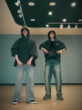 HYUNHO WATER CHALLENGE EVERYONEEEEE 😭😭😭😭😭 #leeknow #hyunjin #minhwang #hyunho #straykids #skz 