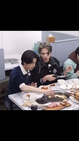 love how yunki cares for each other and Ni-ki eats so well🖤😩#yunki #jake #ni_ki #ENHYPEN #foryou #fypシ #enhypenedit #제이크 #jakeenhypen #nishimurariki 
