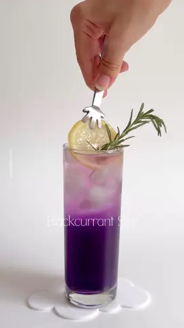 Blackcurrant sky 💜💗🌅🌄 recipe: 1 sdm- 1.5sdm blackcurrant squash 180ml air dingin 30ml globe amaranth flower tea lemon slice and thyme for garnish . . . #homecafe #โฮมคาเฟ่ #homecafeindonesia #blackcurrant #drinksoftiktok #drinkrecipe #idetakjil #resepbukapuasa #Maxfood #MinumanSultanMax