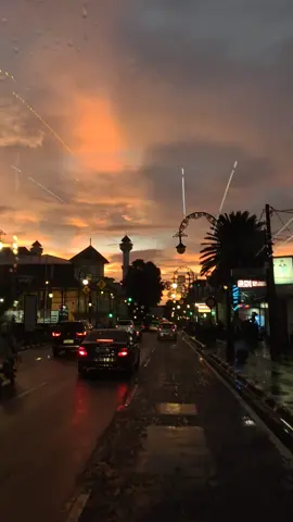Kenapa Bandung?  sekarang tau kenapa harus Bandung 🥺 *view: ketika ngabuburit keliling kota Bandung sambil naik Bandros @bandrosbraga.bandung sore sehabis hujan dapet view sunset yang baguss bangettt 🥺 buat yang nanya naik nya di mana, naik nya di deket hotel Kimaya samping kiri Museum Asia Afrika, depan bangunan De Majestic.  #sunset #bandung #ramadhan #ramadhan2024 #nonisberburutakjil  #bandunghits  #asiaafrikabandung #braga #bandrosbraga  #vibesbandung #fyp #fypシ #xyzbca 