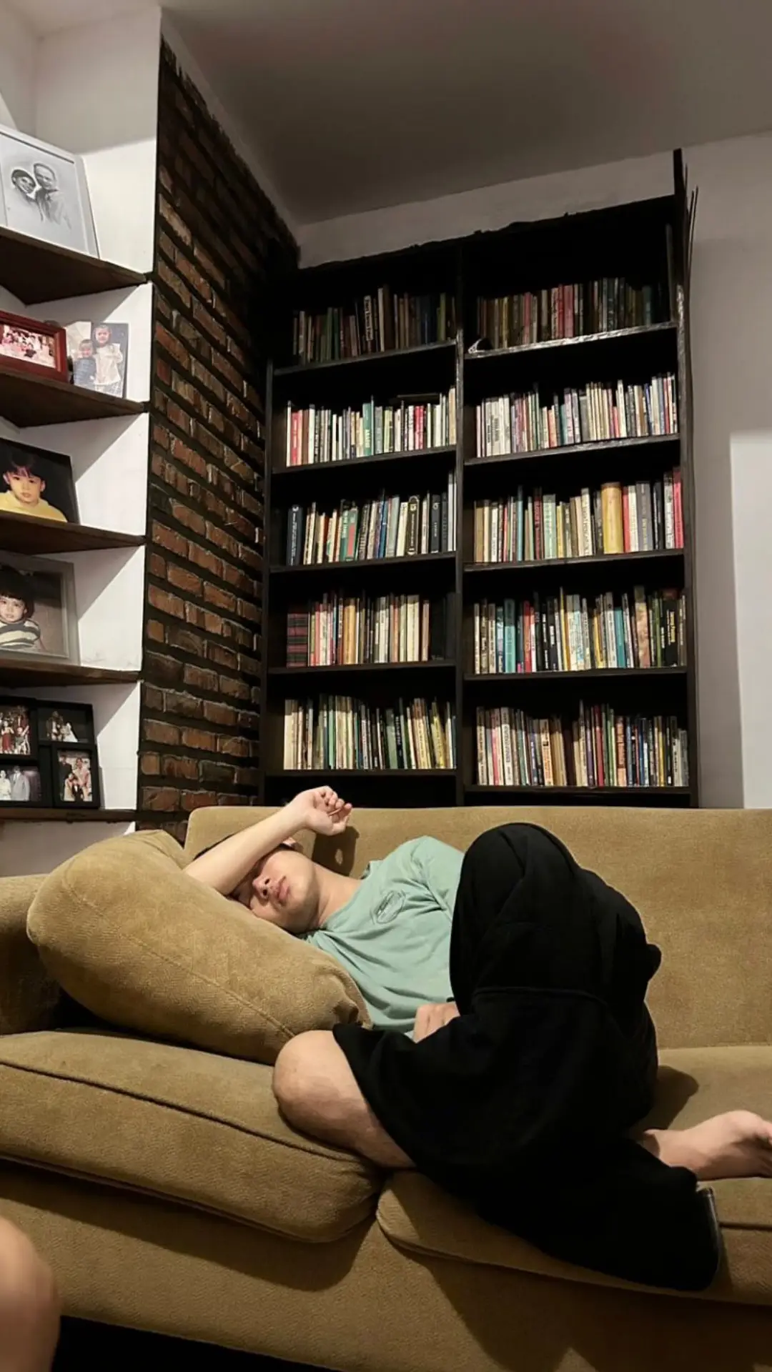 pacarku lagi tidur ganteng ya. #ronyparulian 