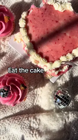 Eat the cake 🎂 #eatthecake #aesthetic 