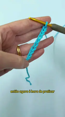 Como fazer Crochê- PARTE 1  Nesse vídeo você vai aprender a fazer CORRENTINHAS!  Elas são fundamentais em peças de crochê e ideais para quem está começando na técnica! Vamos praticar! #crochet #barbante #aprendendocroche #comofazercroche #crocheiniciante #correntinha #auladecroche #saojosearmarinho 